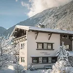 Gaestehaus Oblasser بيت ضيافة